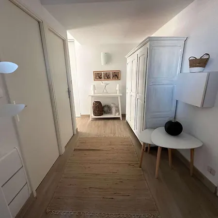 Superbe 3 Pièces Avec Terrasse Près De La Et Commerces, Parking Inclus - Fr-1-328-233